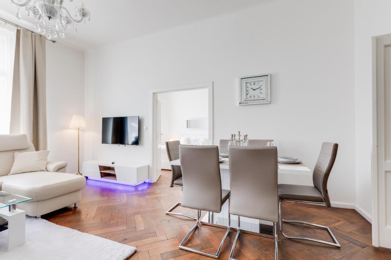 Luxury Riverside Apartments In The Center Of Prague Exterior photo