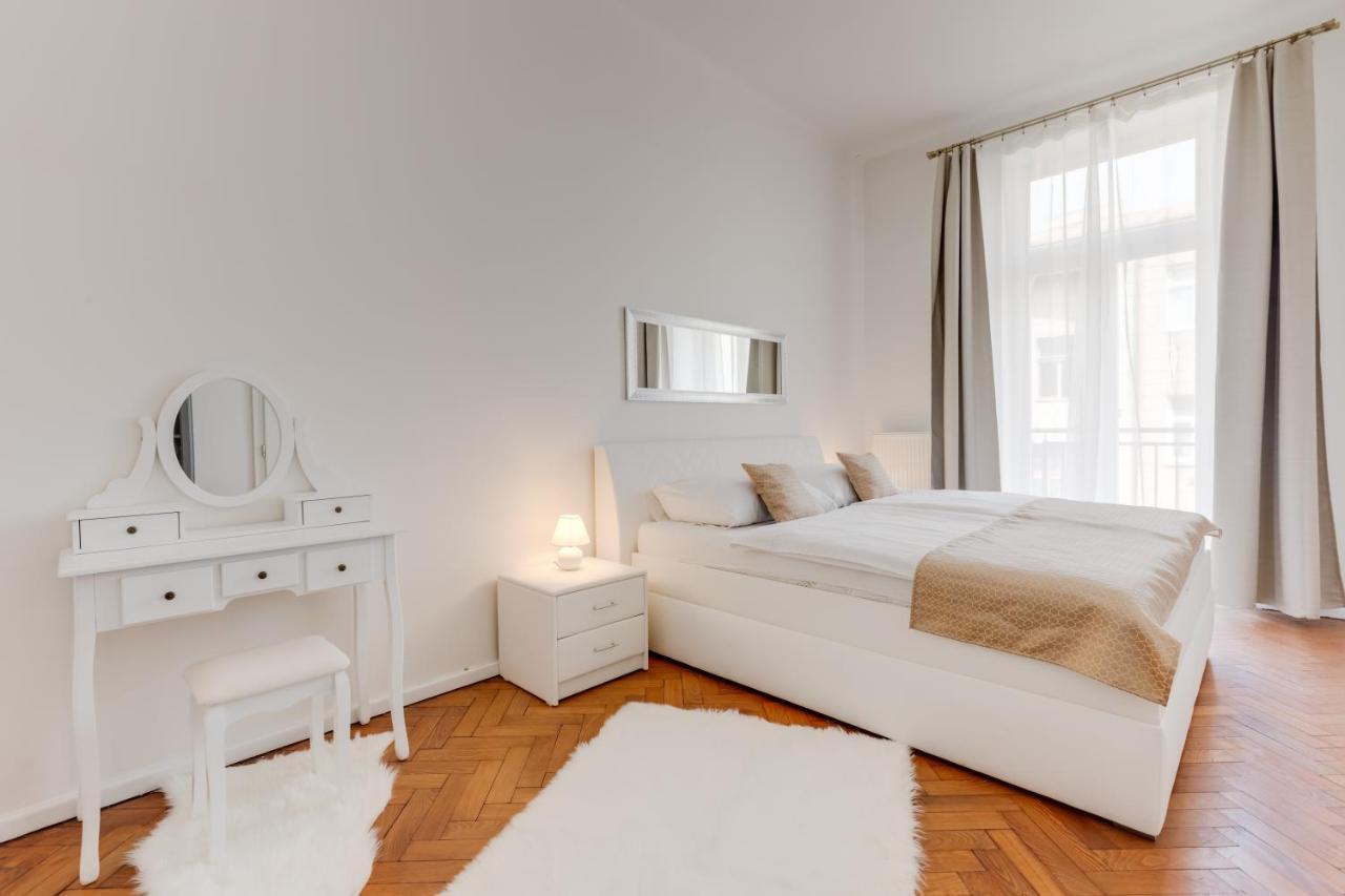 Luxury Riverside Apartments In The Center Of Prague Exterior photo