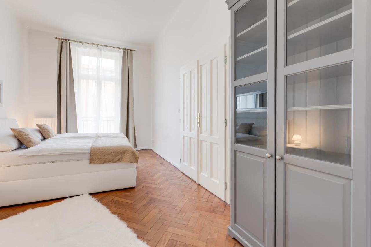 Luxury Riverside Apartments In The Center Of Prague Exterior photo