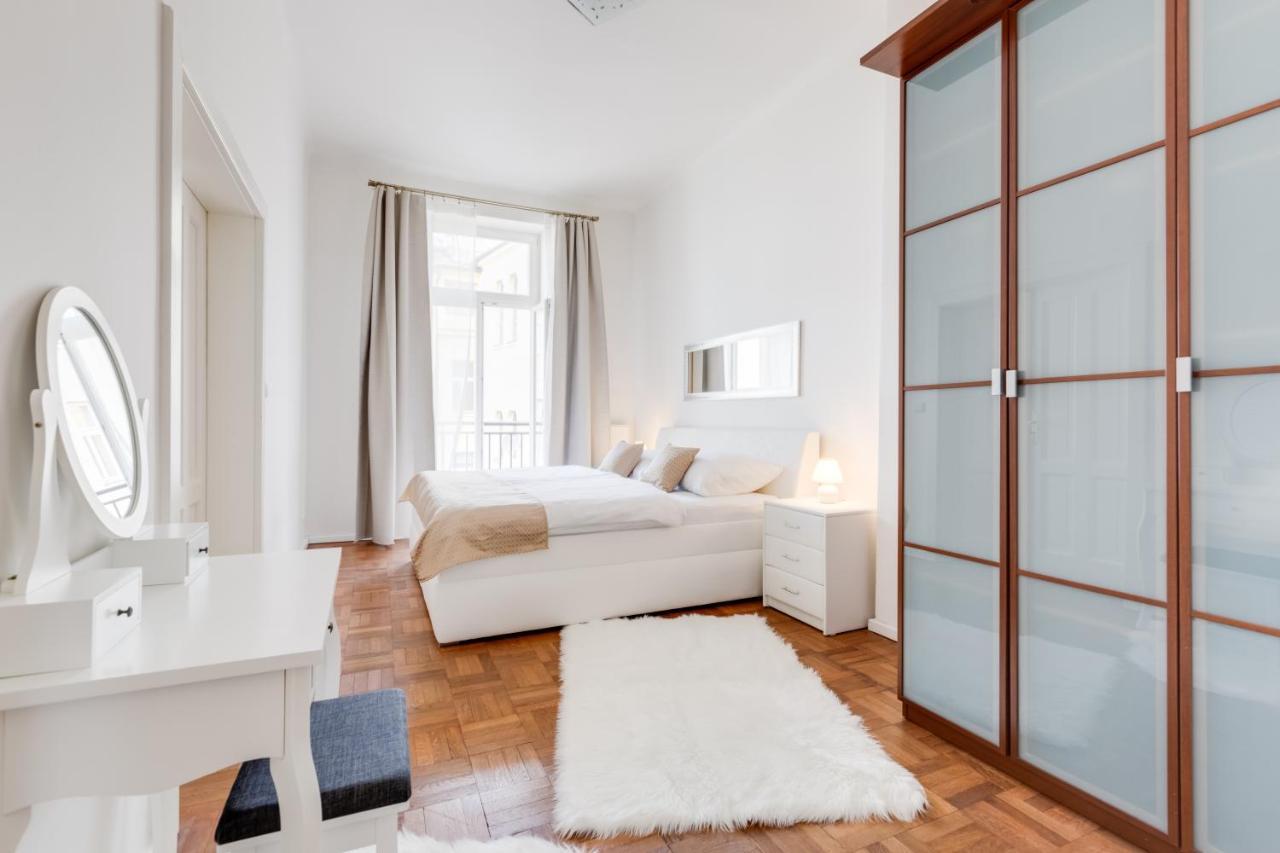 Luxury Riverside Apartments In The Center Of Prague Exterior photo
